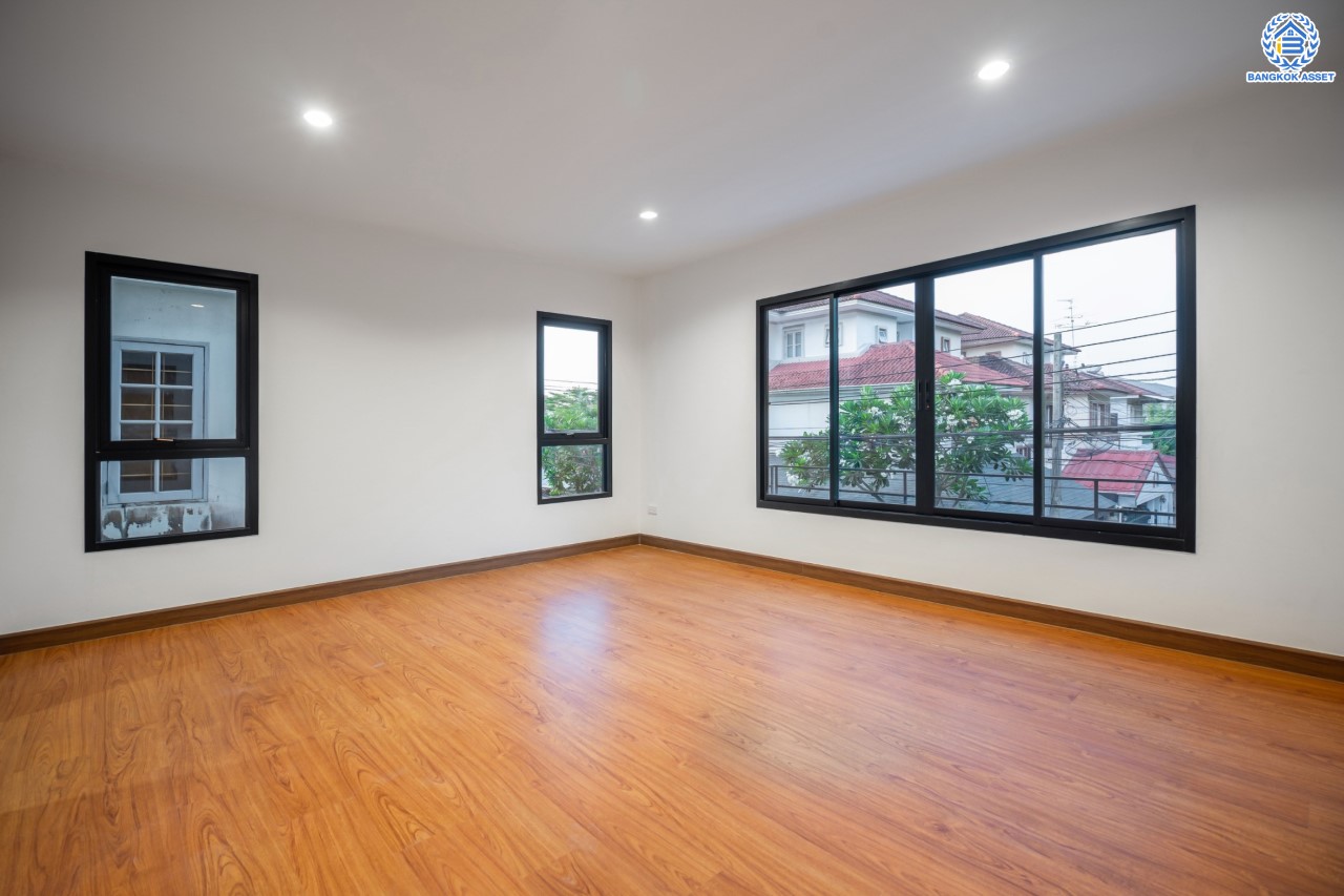 ทาวน์เฮ้าส์มือสองนนทบุรี ม.สรานนท์ ติวานนท์-ปากเกร็ด ทาวน์เฮ้าส์ 3ชั้นครึ่ง หลังมุม เนื้อที่ 26 ตร.ว. ฟังก์ชัน 4 ห้องนอน 3 ห้องน้ำ จอดรถได้ 1 คัน พร้อม Living Room กว้างขวาง บนทำเลติดถนนติวานนท์ ใกล้เซ็นทรัลแจ้งวัฒนะ รถไฟฟ้าสายสีชมพู "สถานีปากเกร็ด" และทางด่วน "ศรีรัช"...